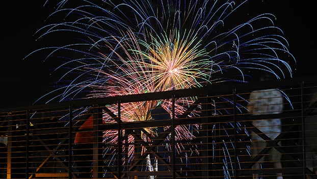 BOOM, POP, WOW: Watch fireworks on New Year’s Eve over the Mississippi River – Mississippi's Best Community Newspaper